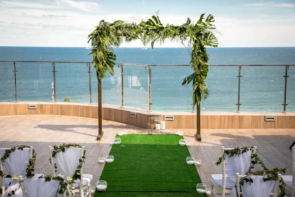 Güzel romantik düğün töreni süslemeleri. Yakınındaki kurmak