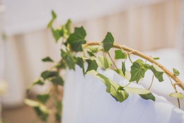 Güzel romantik düğün töreni süslemeleri. Kurmak