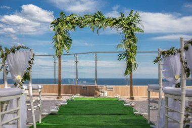 Güzel romantik düğün töreni süslemeleri. Denize yakın kurmak