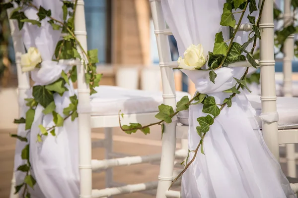Güzel romantik düğün töreni süslemeleri. Yakınındaki kurmak