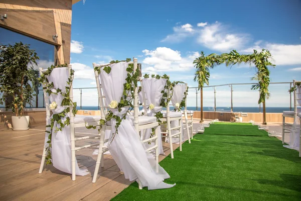 Güzel romantik düğün töreni süslemeleri. Yakınındaki kurmak