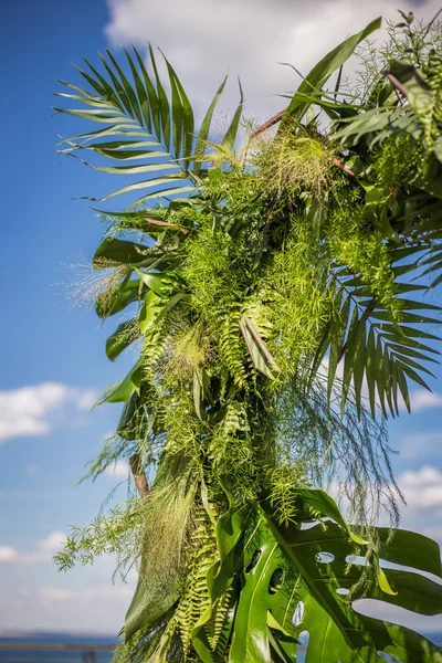 Schöne romantische Hochzeitszeremonie Dekorationen. Einrichtung — Stockfoto