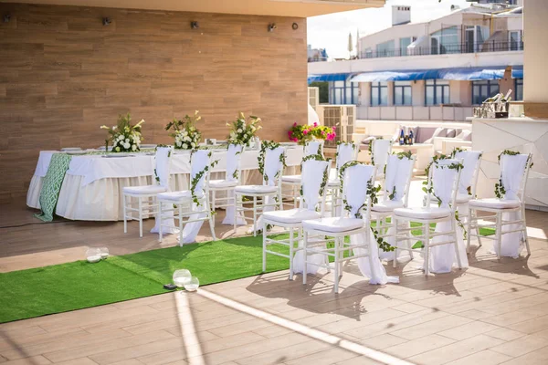 Hermosa boda romántica Decoraciones Ceremonia. Establecimiento — Foto de Stock