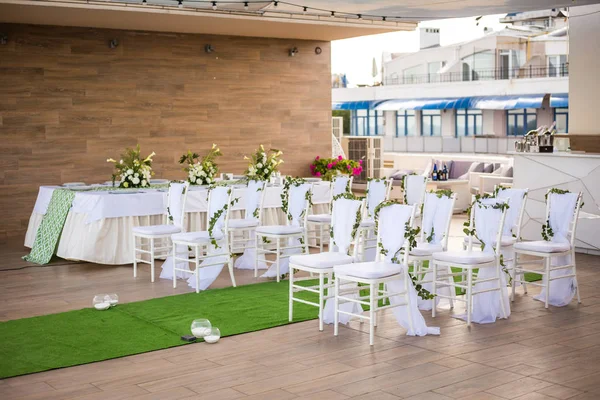 Hermosa boda romántica Decoraciones Ceremonia. Establecimiento — Foto de Stock