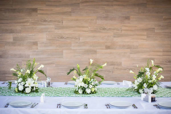 Güzel romantik düğün töreni süslemeleri. Kurmak