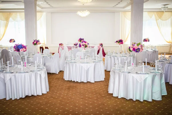 Etkileyici ve güzel düğün tuzak kurdu. Seçici odak. Tonlu görüntü. Töreni