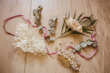 Gelin aksesuarları ahşap arka planda. Düğün detayları