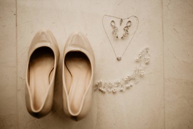 Düğün günü gelinin aksesuarları. Zincir kalp ve ayakkabıya benziyor.