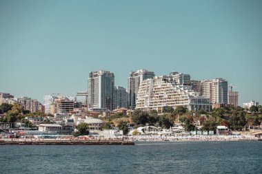 Odessa, Ukrayna, Karadeniz. Haziran 2019. Sahilin kıyı şeridi. Bir tekneden görüntü. Ukrayna 'nın en ünlü plajı. Arcadia 'da. Karadeniz 'de yer alan