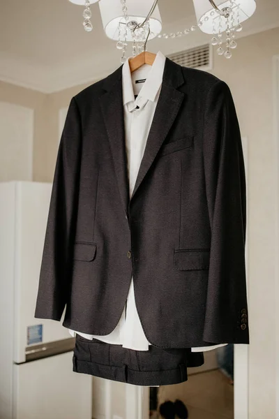 Damadın hazırlık sabahı. Adamın takım elbisesi askıda.