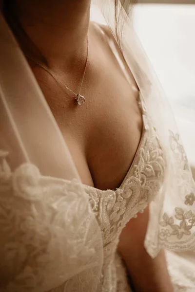 Güzel bir kolye takan kadın gelinin yakın çekimi. Güzel kolyeli bir kadın gelinin yakın çekimi..