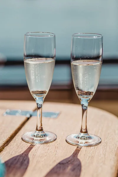 Ochelari de nuntă şi inele. Ochelari de mireasă cu șampanie spumantă și inele în interior — Fotografie, imagine de stoc