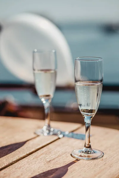 Lentes de boda y anillos. Copas de boda con champán espumoso y anillos en el interior —  Fotos de Stock