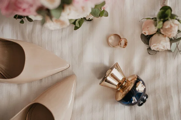 Accesorios para la novia: anillos, zapatos, ramo de bodas y perfume. Buenos días novia. Detalles de boda — Foto de Stock