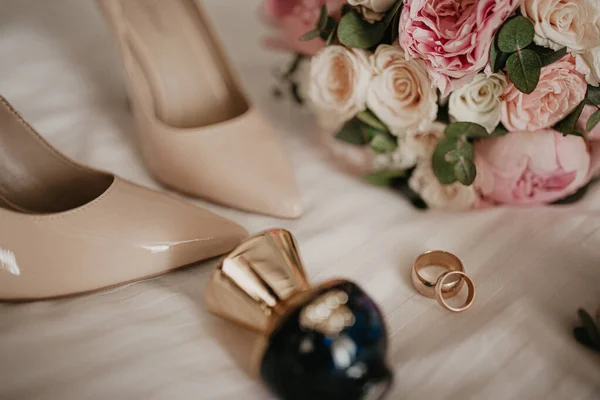 Accesorios para la novia: anillos, zapatos, ramo de bodas y perfume. Buenos días novia. Detalles de boda — Foto de Stock