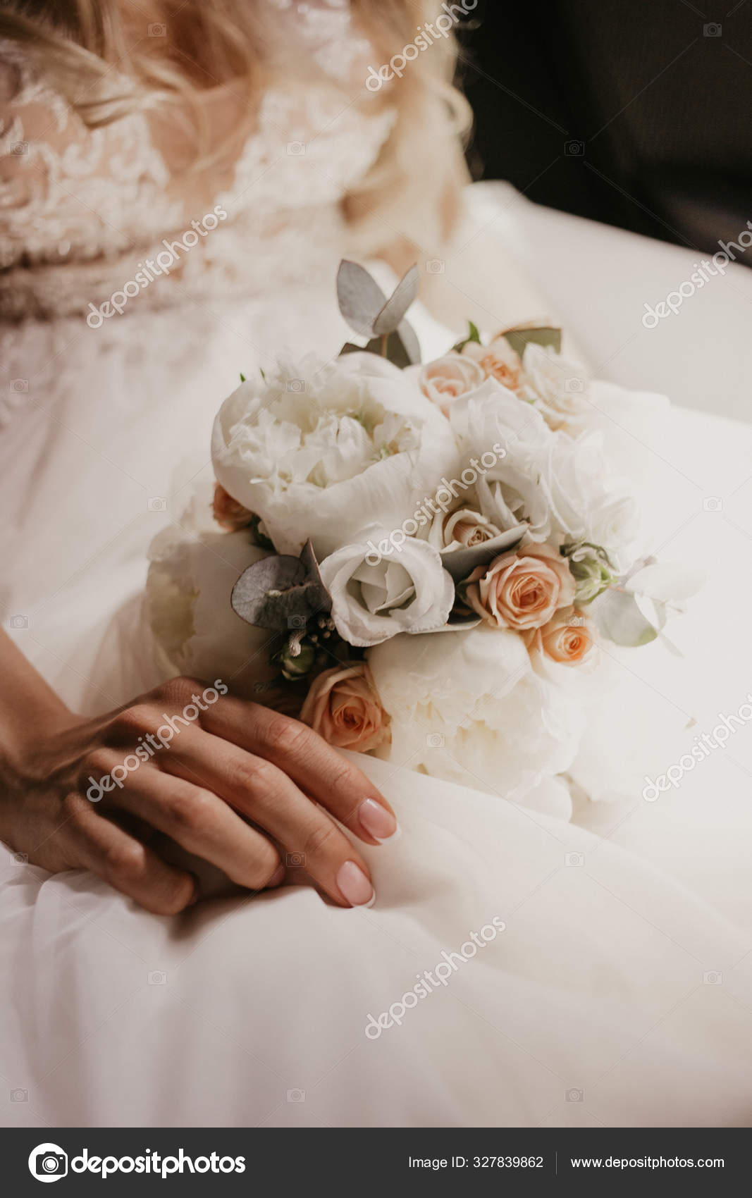 花嫁の手に結婚式の花束 美しい花嫁は美しいバラやピオンと結婚式の花束を座って保持します 白いドレスと素敵なお金で 閉じろ 無料のストック写真 C Ivan Kryvoshei