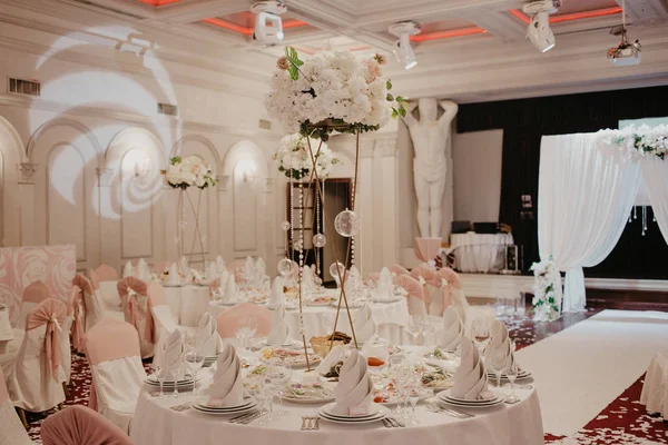 Decoración de flores de boda en el restaurante. Mesas redondas de banquete, decoradas con un ramo de flores blancas en el centro de las mesas — Foto de Stock