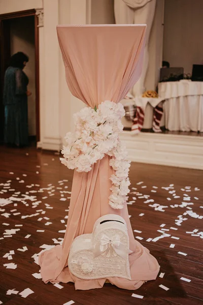 Décoration rose mariage dans le restaurant. Rose pour narrateur. Avec boîte coeur blanc et fleurs — Photo