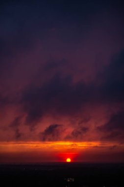 Efsanevi Günbatımı. Gök Sisi Bulutları. Apocalypse. Fırtınadan önceki gökyüzü. Ufuk. Kasvetli bulutlar. Dünyanın sonu geldi. Tehdit. Destansı dramatik gün batımı