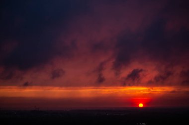 Efsanevi Günbatımı. Gök Sisi Bulutları. Apocalypse. Fırtınadan önceki gökyüzü. Ufuk. Kasvetli bulutlar. Dünyanın sonu geldi. Tehdit. Destansı dramatik gün batımı
