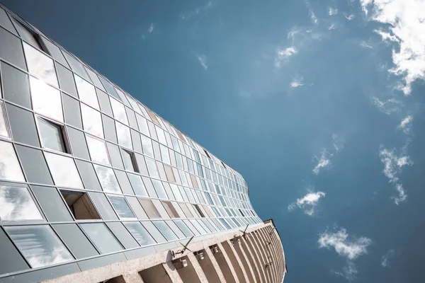 Blick vom Boden des Büroturms Wolkenkratzer-Gebäude mit Glasfenstern in wolkenblauem Himmel — Stockfoto