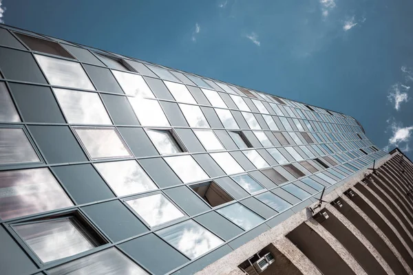 Vista dal basso della torre dell'ufficio skycrapper edificio con finestre di vetro nel cielo blu nuvola Immagini Stock Royalty Free
