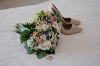 Gelin için aksesuarlar: yüzükler, ayakkabılar, düğün buketi ve parfüm. Günaydın gelin. Düğün detayları