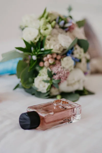 Gelin için aksesuarlar: yüzükler, ayakkabılar, düğün buketi ve parfüm. Günaydın gelin. Düğün detayları