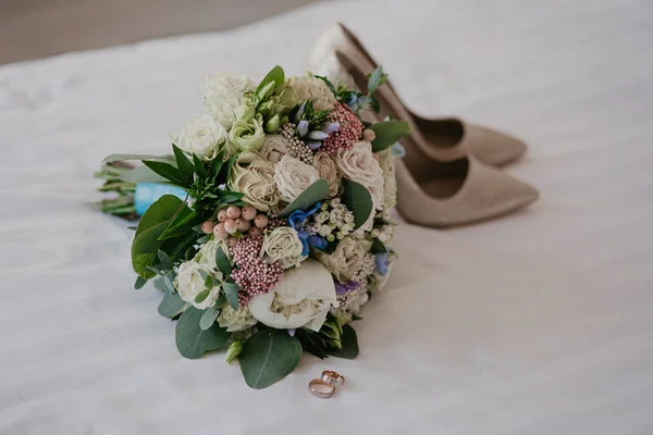 Gelin için aksesuarlar: yüzükler, ayakkabılar, düğün buketi ve parfüm. Günaydın gelin. Düğün detayları