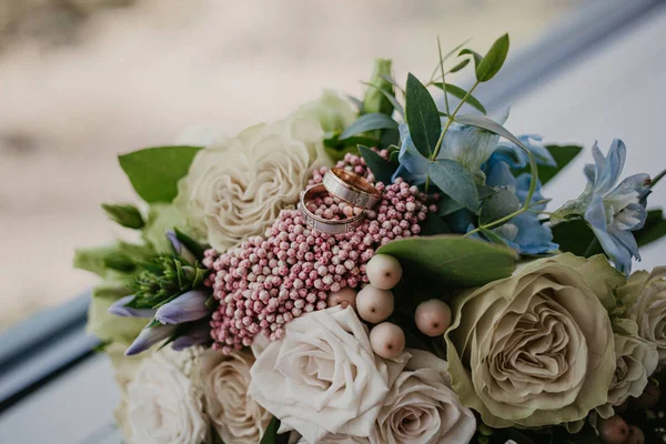 2 zlaté prsteny na svatební kytici s krásnými růžemi. Svatební den. Svatební příprava — Stock fotografie