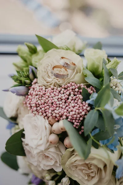 2 zlaté prsteny na svatební kytici s krásnými růžemi. Svatební den. Svatební příprava — Stock fotografie