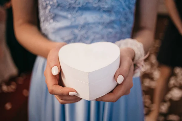 Коробка Формі Білого Серця Діамантом Руках Дівчини Блакитній Сукні Молода — стокове фото