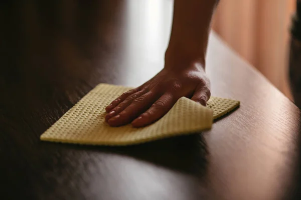 Cerrar Mujer Limpiando Mesa Madera Usando Toalla Azul Desinfectante Prevenir Fotos de stock