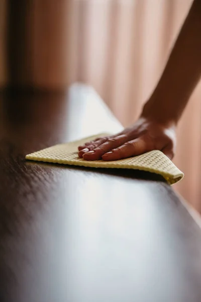 Κοντινό Πλάνο Γυναίκα Καθαρισμού Ξύλινο Τραπέζι Χρησιμοποιώντας Απολυμαντικό Μπλε Πετσέτα Εικόνα Αρχείου