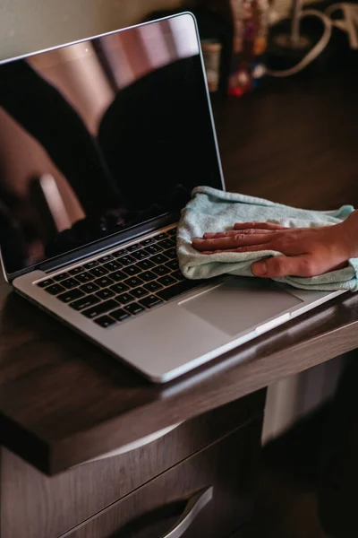 Γυναίκα Απολυμαίνει Και Καθαρίζει Πληκτρολόγιο Laptop Στο Σπίτι Αντιβακτηριακή Υγρό Εικόνα Αρχείου