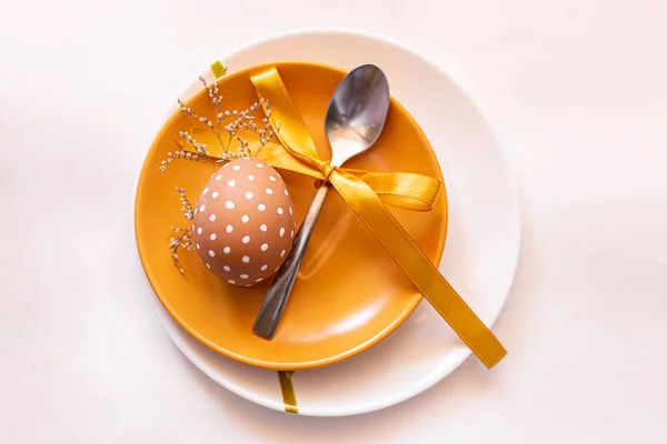 Pomalowane Brązowe Jajko Różnymi Białymi Wzorami Wielkanoc Wakacje Żółto Białym — Zdjęcie stockowe