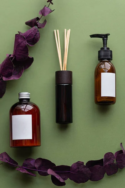 Kırmızı mor yapraklı kahverengi kozmetik kutusuyla. Organik tedavi konsepti. Güzellik blogu, kuaför konsepti, minimalizm marka ambalajlama modeli. Aromaterapi