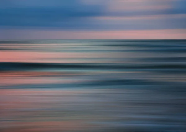 Αφηρημένη κίνηση θολούρα ηλιοβασίλεμα φύση φόντο πάνω στη θάλασσα — Φωτογραφία Αρχείου