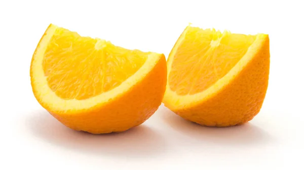 Fette di arancia, due, isolate su fondo bianco — Foto Stock