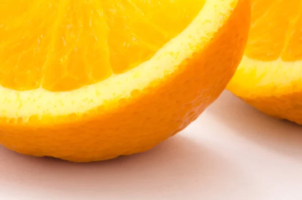 Fetta arancione, primo piano, isolato su sfondo bianco — Foto Stock