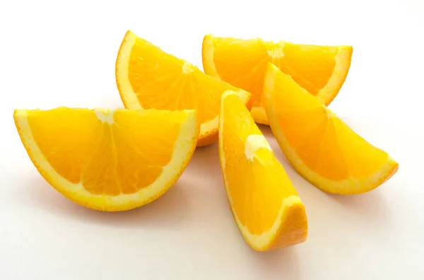Tranches d'orange, isolées sur fond blanc — Photo