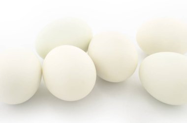 Beyaz arka plan üzerinde izole altı beyaz yumurta