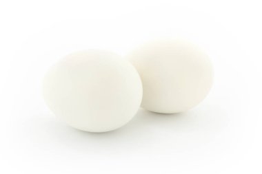 Beyaz arka plan üzerinde izole iki beyaz yumurta