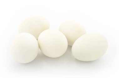 Beyaz arka plan üzerinde izole beş beyaz yumurta