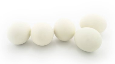 Beyaz arka plan üzerinde izole beş beyaz yumurta