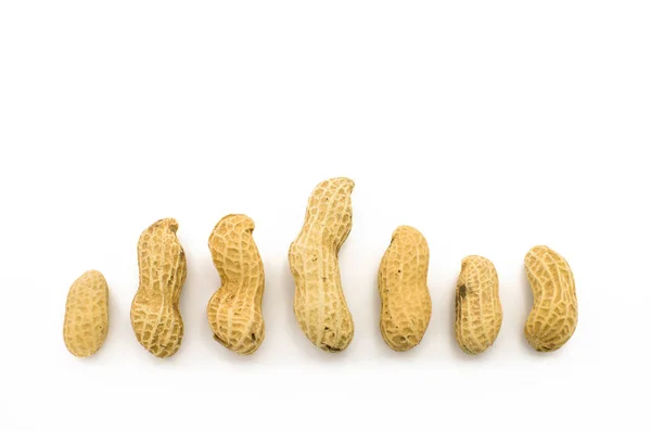 Primo piano di arachidi, isolato su sfondo bianco — Foto Stock