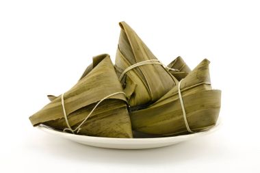 Geleneksel sarılı pirinç köfte veya zongzi bir tabakta ayırma