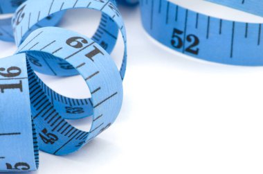 Mavi bant üzerinde izole sağlık kavramı için ölçme yakın çekim 