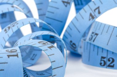 Mavi bant üzerinde izole sağlık kavramı için ölçme yakın çekim 