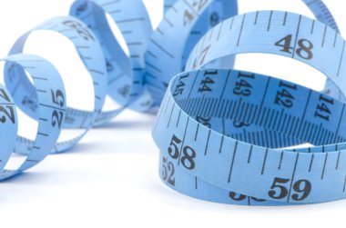 Mavi bant üzerinde izole sağlık kavramı için ölçme yakın çekim 